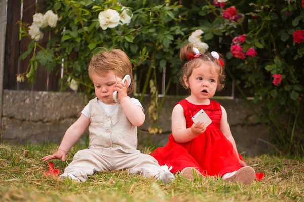 携帯電話で遊んでいる子供たち — ストック写真