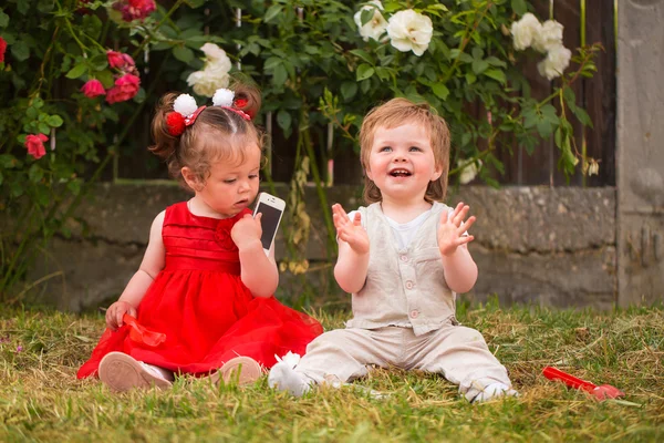 Crianças brincando com celular — Fotografia de Stock