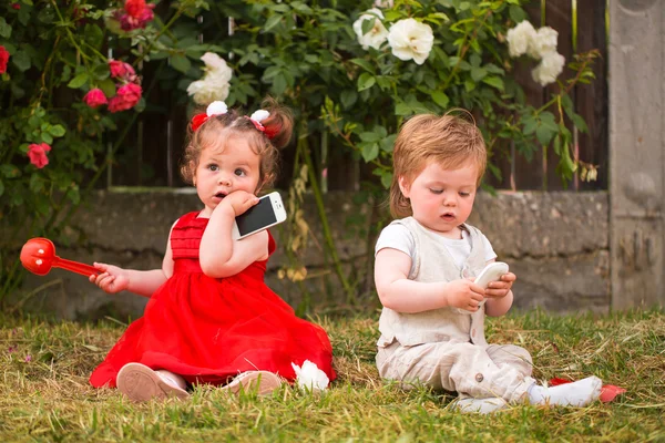 携帯電話で遊んでいる子供たち — ストック写真