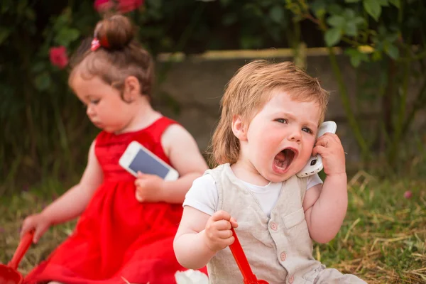Dzieci bawiące się cellphone — Zdjęcie stockowe