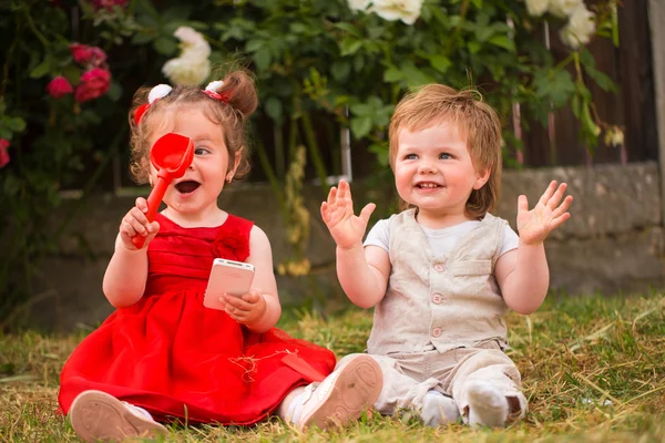 Kinderen spelen met cellphone — Stockfoto