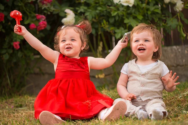 Bambini che giocano con il cellulare — Foto Stock