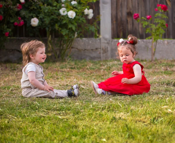 Bambini che giocano in giardino Immagine Stock