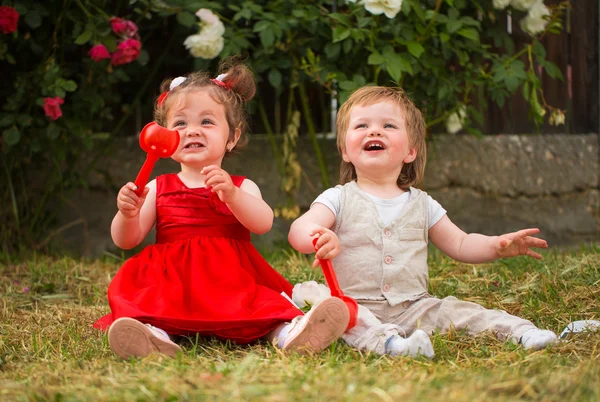 Bambini che giocano in giardino Immagini Stock Royalty Free