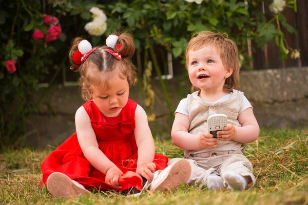 Enfants jouant avec un téléphone portable Image En Vente