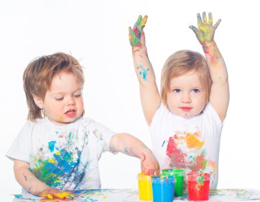 Küçük bir çocuk ve boyalar ile oynayan kız