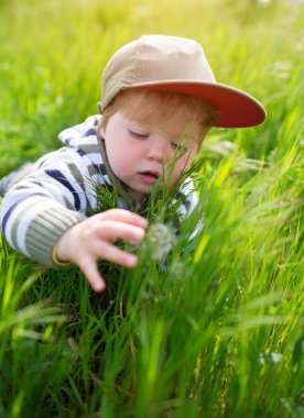 çocuğu çimen