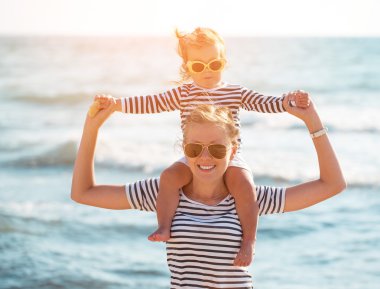 Anne ile kızı sahilde