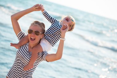 Anne ile kızı sahilde