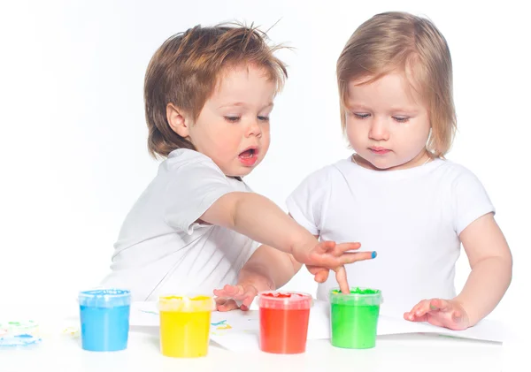 Kleine Jungen und Mädchen spielen mit Farben — Stockfoto