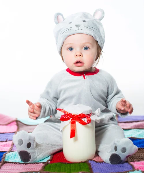 Niño con banco de leche —  Fotos de Stock