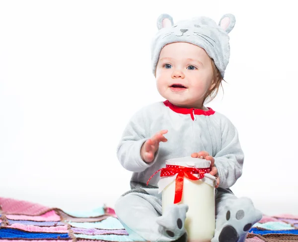 Niño con banco de leche —  Fotos de Stock