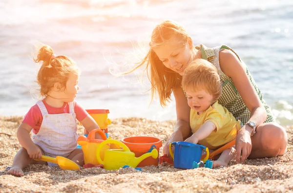 Matka z dziećmi na plaży — Zdjęcie stockowe