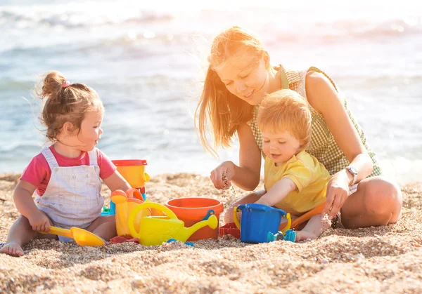 Matka z dziećmi na plaży — Zdjęcie stockowe