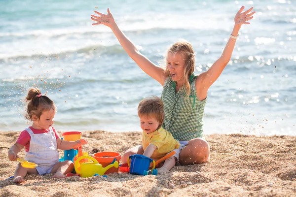 Mutter mit Kindern am Strand — Stockfoto