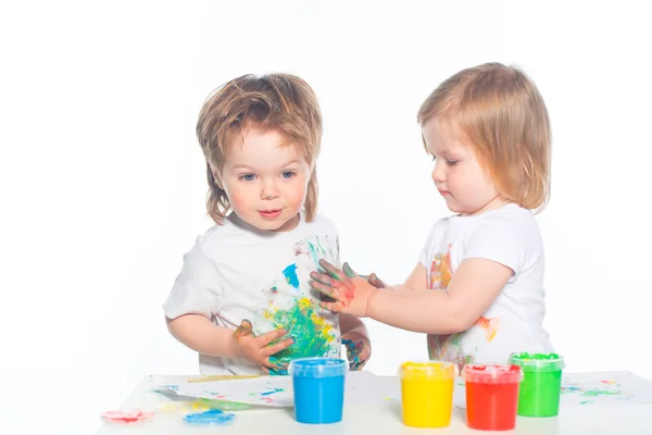 Menino e menina brincando com tintas — Fotografia de Stock