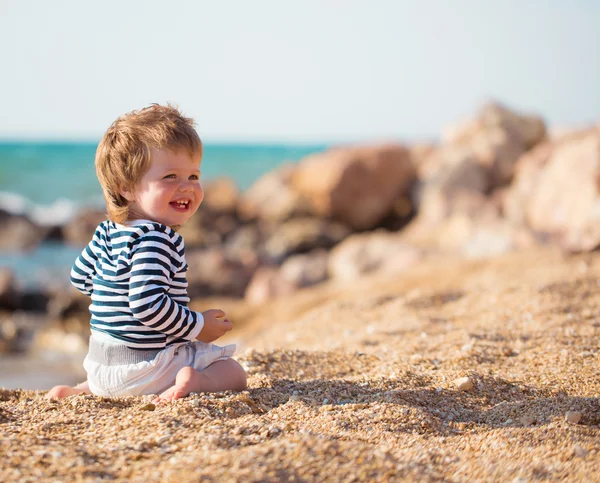 Niño pequeño en la playa — Foto de Stock