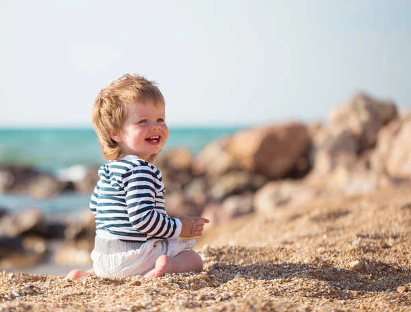 Kleiner Junge am Strand — Stockfoto