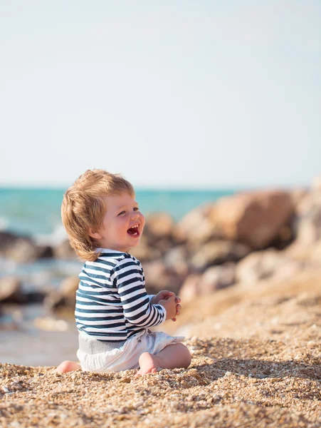 Niño pequeño en la playa — Foto de Stock