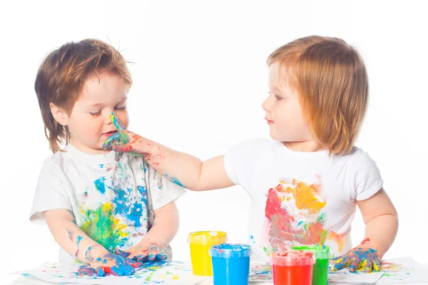 Menino e menina brincando com tintas — Fotografia de Stock