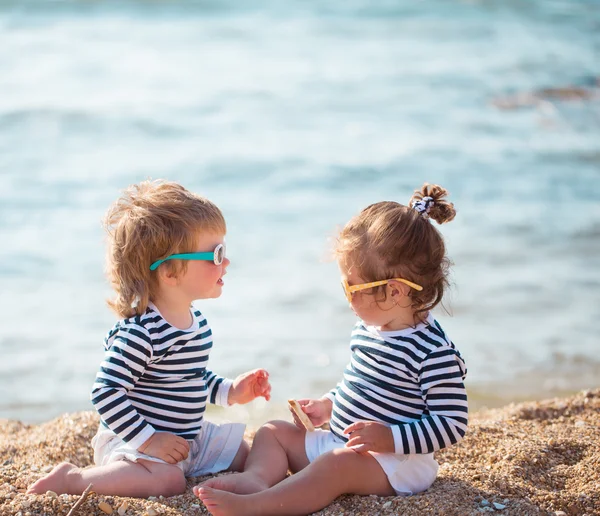 Niños en la playa — Foto de Stock