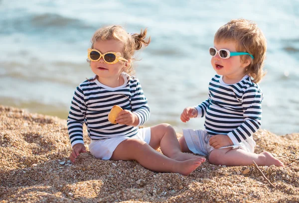 Crianças na praia — Fotografia de Stock