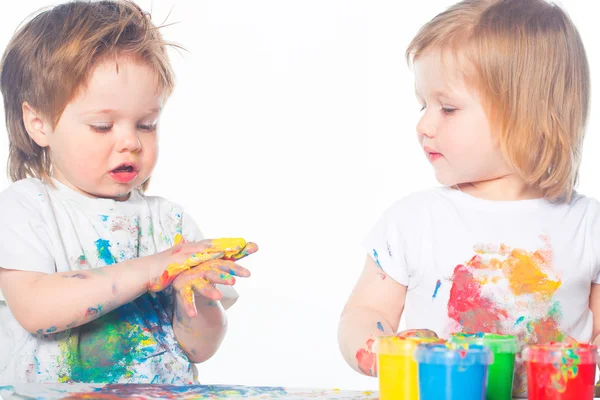 Malý chlapec a dívka si hraje s barvami — Stock fotografie