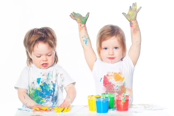 Menino e menina brincando com tintas — Fotografia de Stock