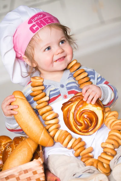 Маленький мальчик в пекарне — стоковое фото