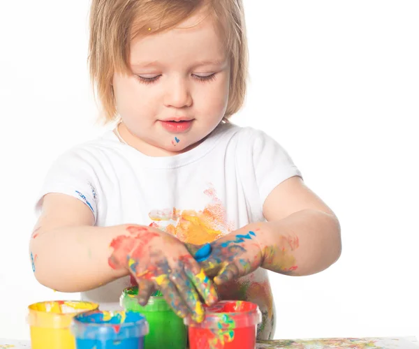 Klein meisje spelen met verf — Stockfoto