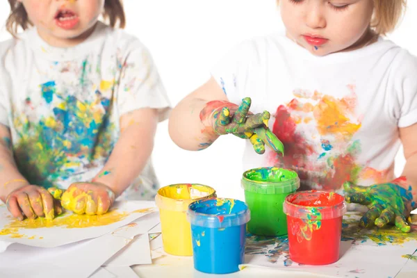 Kleine Jungen und Mädchen spielen mit Farben — Stockfoto