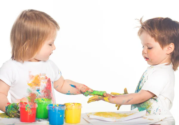 Kleine jongen en meisje spelen met verf — Stockfoto