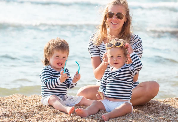 Madre con bambini in spiaggia — Foto Stock