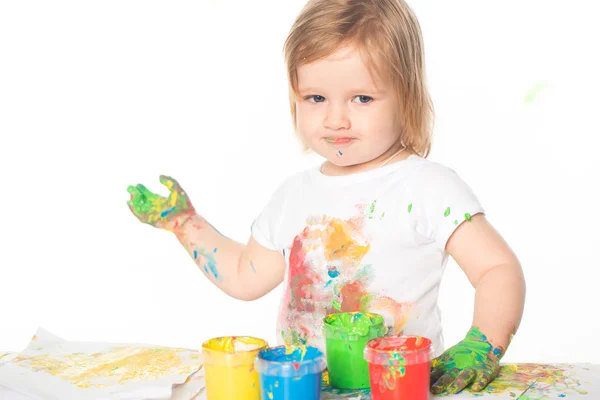 Klein meisje spelen met verf — Stockfoto