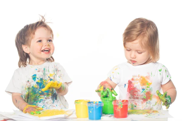 Kleine jongen en meisje spelen met verf — Stockfoto