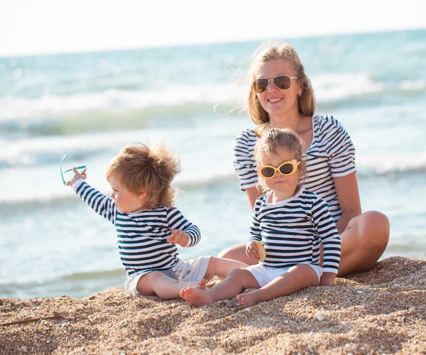 Madre con bambini in spiaggia — Foto Stock