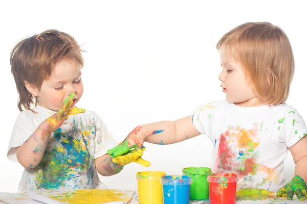 Niño y niña jugando con pinturas — Foto de Stock