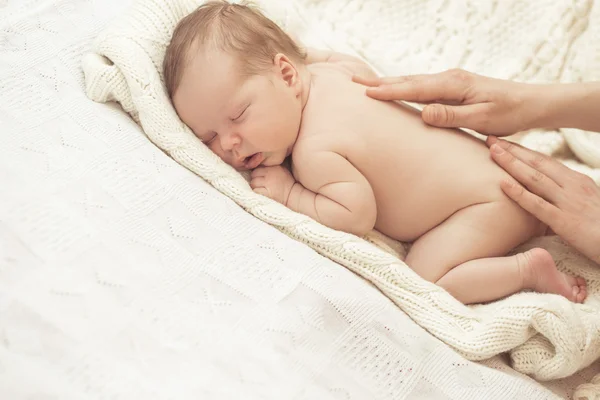 Moeder masseren baby jongen — Stockfoto