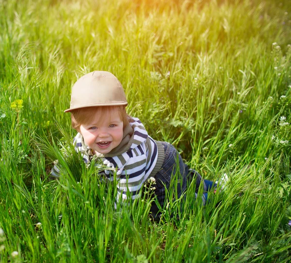 Liten pojke i gräs — Stockfoto