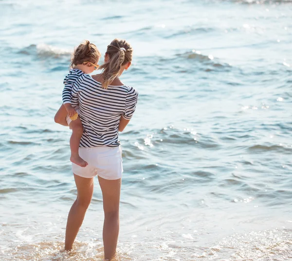 Мать с дочерью на пляже — стоковое фото