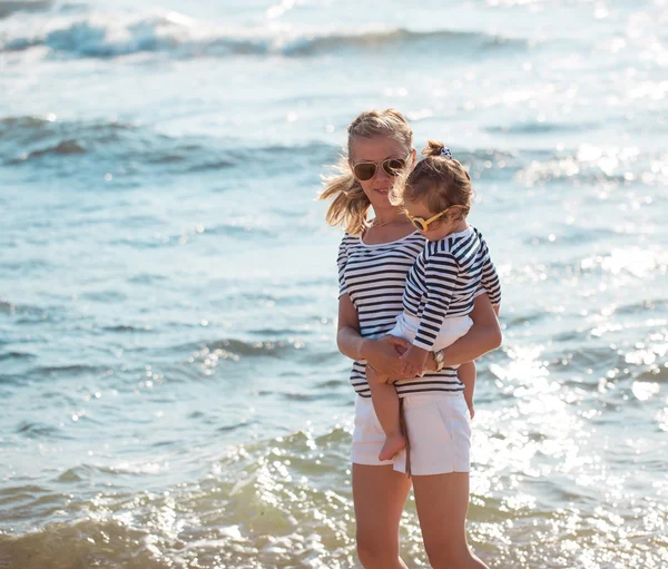 Mère avec fille sur la plage — Photo