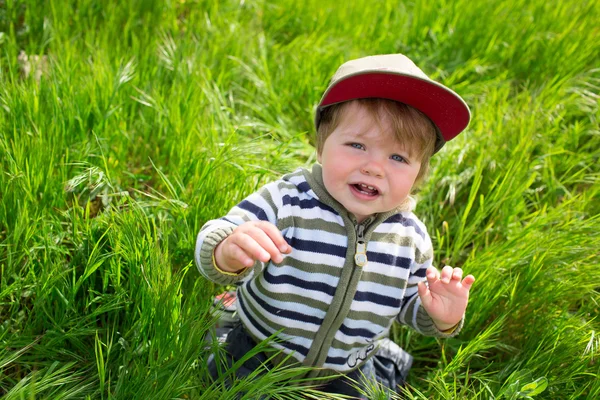 Kleine jongen in gras — Stockfoto