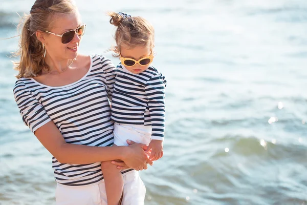 Mamma med dotter på stranden — Stockfoto