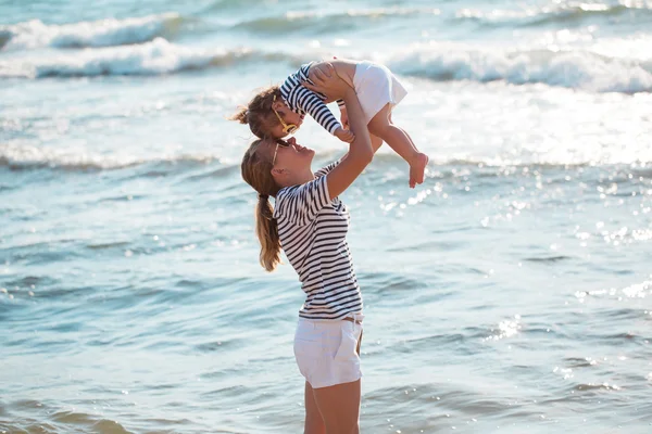 Mutter mit Tochter am Strand — Stockfoto