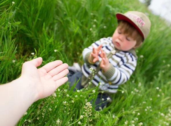 Moeder hand geven de zoon — Stockfoto