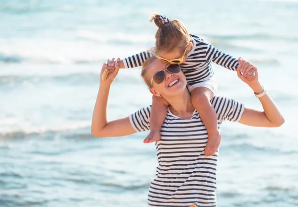 Madre con hija en la playa —  Fotos de Stock