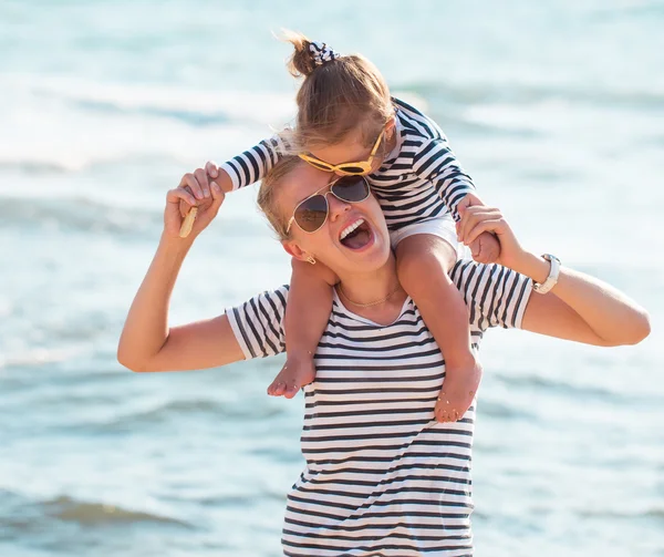 Anne ile kızı sahilde — Stok fotoğraf