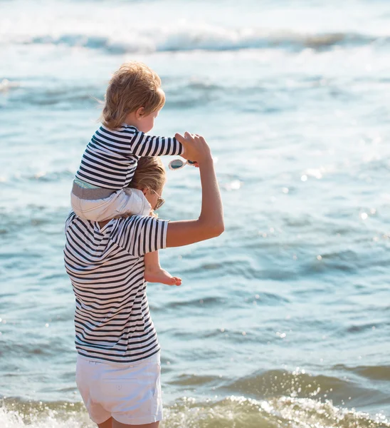 Matka z synem na plaży — Zdjęcie stockowe