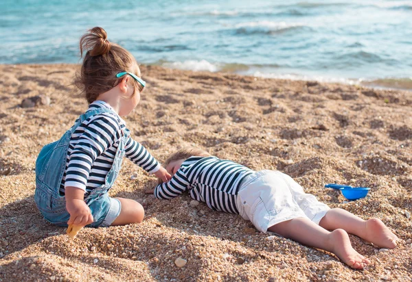 Bambini in spiaggia — Foto Stock