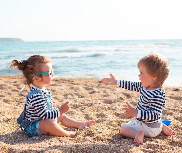 Niños en la playa — Foto de Stock